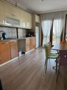 uma sala de estar com mesa e cadeiras e uma cozinha em Cosy house best location em Yomra