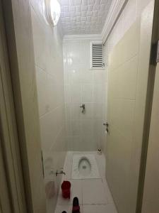 uma casa de banho branca com um WC numa cabina em Cosy house best location em Yomra