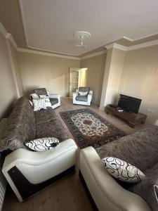 uma sala de estar com dois sofás e uma televisão em Cosy house best location em Yomra