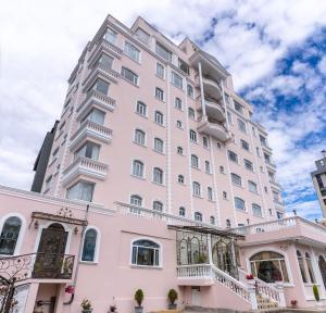 - un grand bâtiment blanc avec des balcons sur le côté dans l'établissement Eugenia Hotel, à Quito