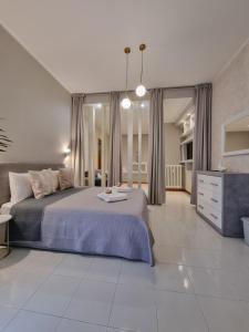- une chambre avec un grand lit et du carrelage blanc dans l'établissement Roman Holidays House Monteverde, à Rome