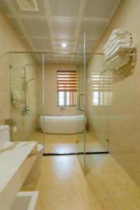 Kylpyhuone majoituspaikassa Sunshine Hạ Long Hotel