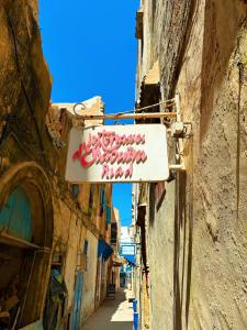 un vicolo con un cartello sul lato di un edificio di Les Terrasses d'Essaouira a Essaouira