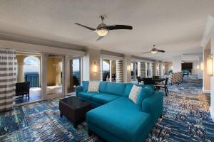 uma sala de estar com um sofá azul e uma mesa em Marriott's BeachPlace Towers em Fort Lauderdale