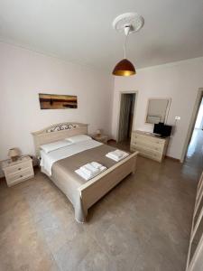 A bed or beds in a room at B&B Kalypso