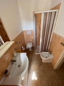 ガリポリにあるB&B Kalypsoのバスルーム(洗面台、トイレ、シャワー付)