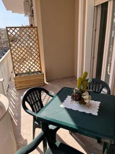 ガリポリにあるB&B Kalypsoのバルコニー(緑のテーブル、椅子付)