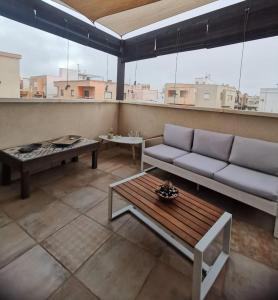 een woonkamer met een bank en een tafel bij Botavara in El Cabo de Gata