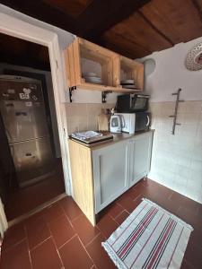 A cozinha ou cozinha compacta de Cibak House