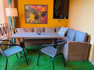 eine Terrasse mit einem Sofa, einem Tisch und Stühlen in der Unterkunft Residenza San Teodoro in Trapani