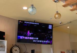 A television and/or entertainment centre at Sun Shine B&B