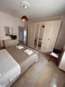 A bed or beds in a room at B&B Kalypso