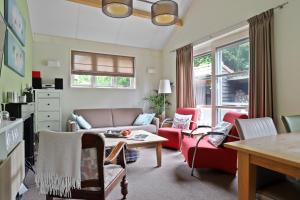 a living room with a couch and a table at B&B - Sauna D'Olle Pastorie in Vierhuizen