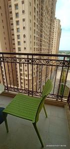 Apartel by Aarin - Oragadam في تشيناي: جلسة جلسة على شرفة مع مباني