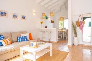 een woonkamer met een bank en een tafel bij Casa Menorquina centro Ciutadella in Ciutadella