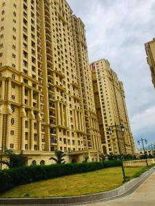 Apartel by Aarin - Oragadam في تشيناي: مبنى كبير أمامه ميدان عشبي