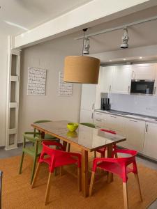 A kitchen or kitchenette at Apartamento Centro Sevilla Guadalquivir Még 13 kép