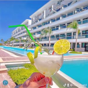Bazén v ubytování Hermoso Apartamento Cana Rock Star Acceso Directo a la Piscina C-105, C-106, B-102 y B-104 nebo v jeho okolí