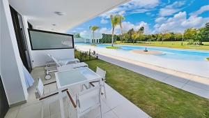 Bazén v ubytování Hermoso Apartamento Cana Rock Star Acceso Directo a la Piscina C-105, C-106, B-102 y B-104 nebo v jeho okolí