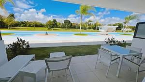Bazén v ubytování Hermoso Apartamento Cana Rock Star Acceso Directo a la Piscina C-105, C-106, B-102 y B-104 nebo v jeho okolí