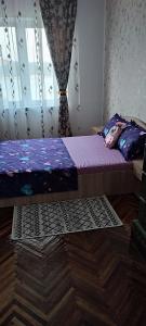 a bedroom with two twin beds and a window at Casa Rebeca in Orşova
