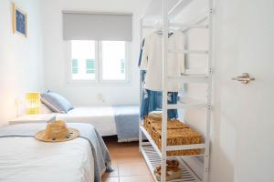 休達德亞的住宿－Casa Menorquina centro Ciutadella，一间卧室配有一张双层床和梯子