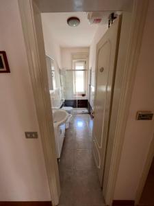 A bathroom at B&B Kalypso