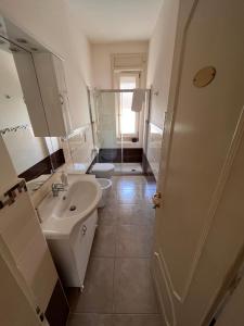A bathroom at B&B Kalypso