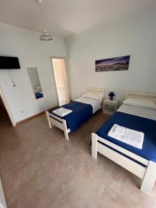 A bed or beds in a room at B&B Kalypso