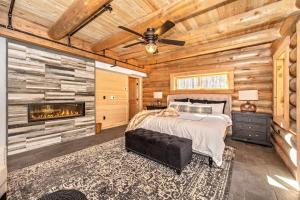 Un pat sau paturi într-o cameră la The Log House at Sugarloaf Mountain MD