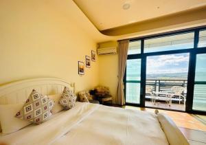 A bed or beds in a room at Sun Shine B&B