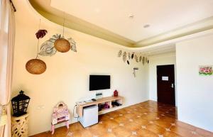 A television and/or entertainment centre at Sun Shine B&B