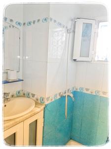 W łazience znajduje się umywalka i prysznic. w obiekcie Cosy Duplex" Sidi Bou Said " w mieście Sidi Bou Said