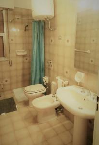 La salle de bains est pourvue de toilettes et d'un lavabo. dans l'établissement Beach House Focallo (private car park), à Ispica