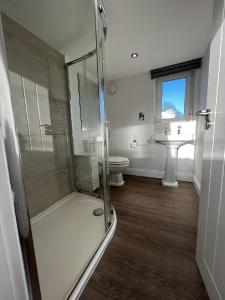 een badkamer met een douche, een toilet en een wastafel bij 3 Bedrooms 2 Bath Cottage Balcony Garden Dogs Free in Berwick-Upon-Tweed