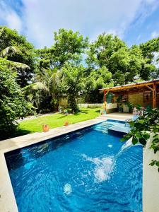 una gran piscina en un patio con árboles en Palmare House en San Andrés