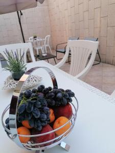 una cesta de fruta sentada en una mesa en Mary Rose, en Spongano