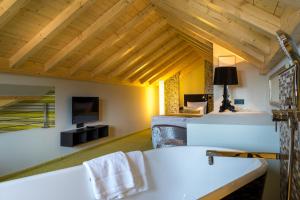 Zimmer mit 2 Betten und einem TV in der Unterkunft Das Freiberg Romantikhotel in Oberstdorf