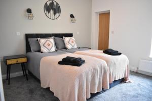 1 dormitorio con 2 camas y toallas. en Entire house in Retford city centre en Retford