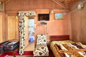 um quarto com uma cama e uma televisão num quarto em Houseboat Zaindari Palace em Srinagar