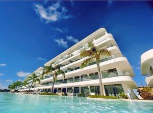Bazén v ubytování Hermoso Apartamento Cana Rock Star Acceso Directo a la Piscina C-105, C-106, B-102 y B-104 nebo v jeho okolí