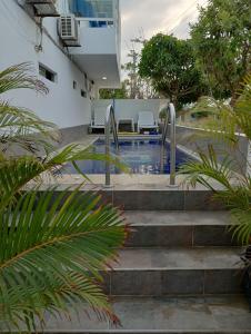 una rampa di scale che conduce alla piscina di Apartahotel Eden Coveñas a Coveñas