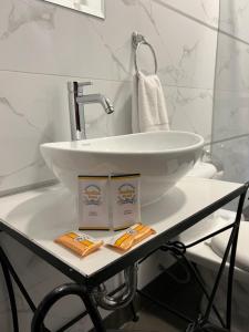 La salle de bains est pourvue d'un lavabo et de serviettes sur une étagère. dans l'établissement Hotel Andina, à Cusco 54 autres photos