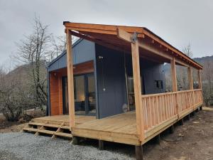 ein kleines Haus mit einer Veranda und einer Terrasse in der Unterkunft Tiny House Suite Los Mallines de Malalcahuello in Malalcahuello