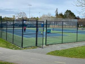 einen Tennisplatz mit zwei Tennisplätzen in der Unterkunft Adorable 2-bedroom guesthouse with free parking in Victoria
