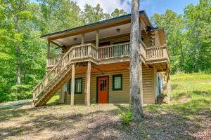 ein großes Holzhaus mit einer großen Terrasse in der Unterkunft Cozy Tennessee Retreat with Patio and Charcoal Grill! in Linden