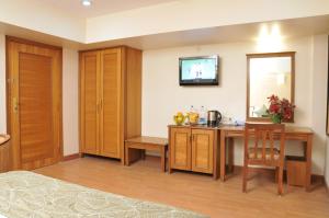 TV a/nebo společenská místnost v ubytování Hotel Abigail Regency