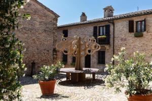 蒙特格里多爾福的住宿－Anemoni Home nel Borgo di Montegridolfo by Yohome，庭院中间的一个大金属雕塑