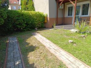 een tuin met een bakstenen pad voor een huis bij Heliosa Apart Gdańsk Kowale in Gdańsk