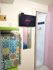 a bathroom with a sign that reads netflix on the wall at Mundo da Lua Hostel in Morro de São Paulo
